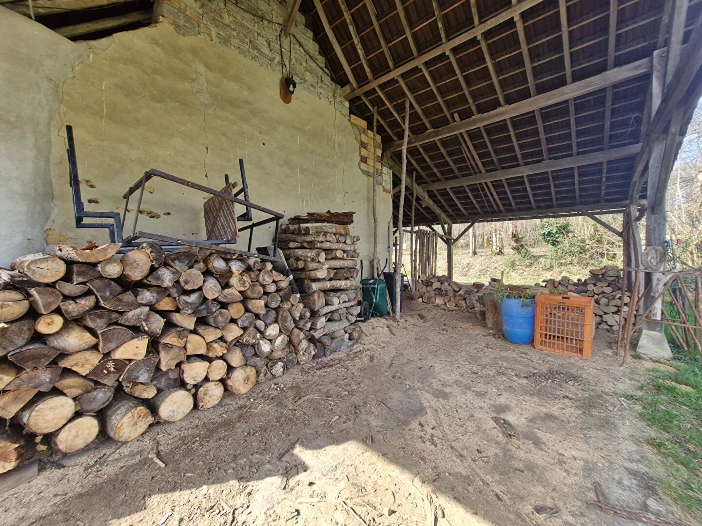 Ferme bressane sur plus d'1 hectare de terrain dans un superbe environnement à 150m des premiers voisins