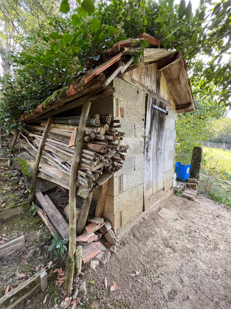 Dépendance conséquente et son terrain de loisir près d'un cours d'eau