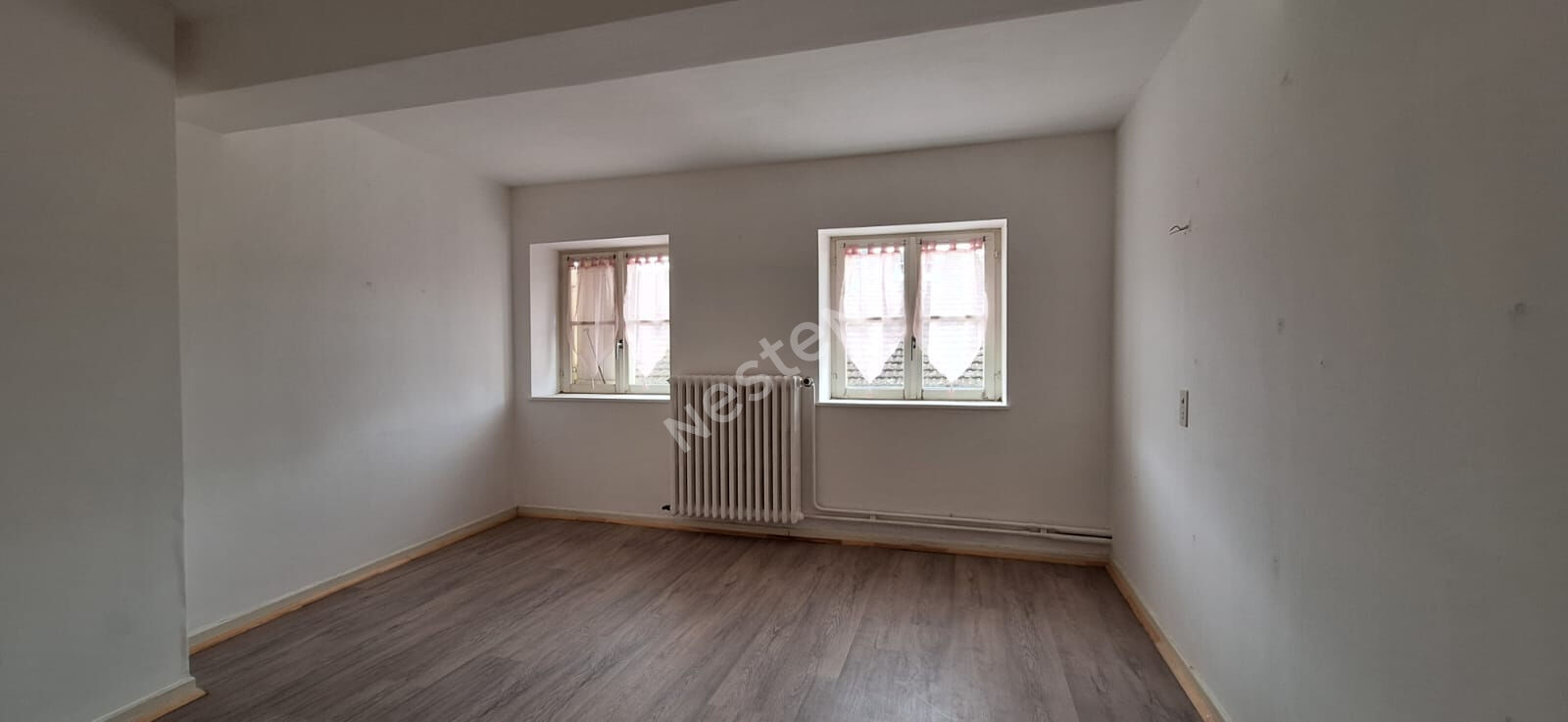 Appartement offrant 5 chambres au bourg d'un village avec toutes commodités