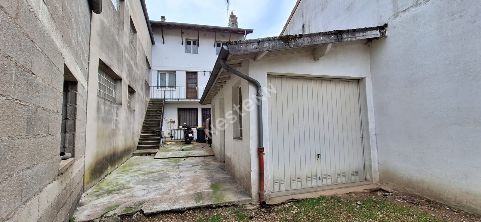 Appartement offrant 5 chambres au bourg d'un village avec toutes commodités
