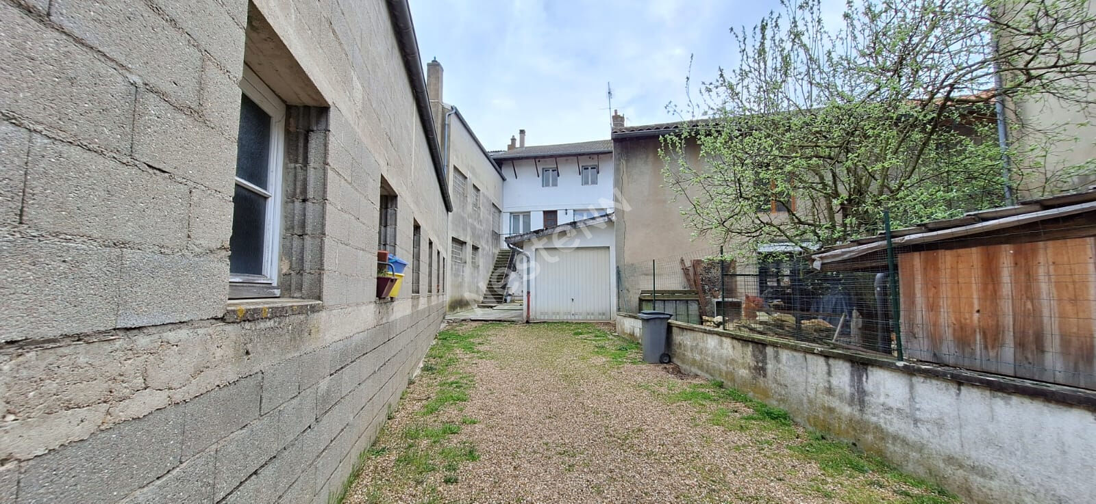 Appartement offrant 5 chambres au bourg d'un village avec toutes commodités