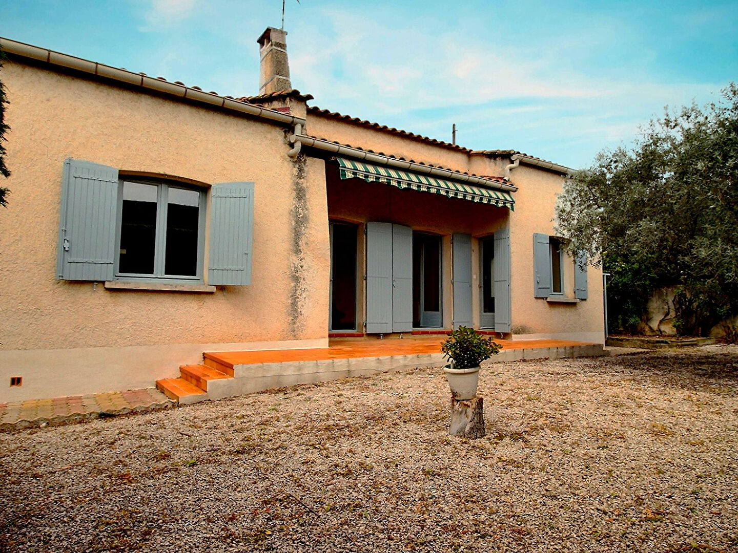 MAISON AVEC 3 CHAMBRES, JARDIN ET GARAGE - ENTRE VILLENEUVE-LÈS-AVIGNON ET LES ANGLES