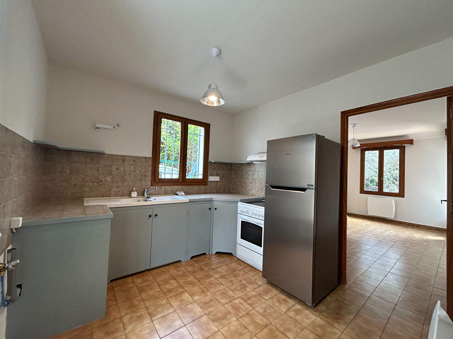 MAISON AVEC 3 CHAMBRES, JARDIN ET GARAGE - ENTRE VILLENEUVE-LÈS-AVIGNON ET LES ANGLES