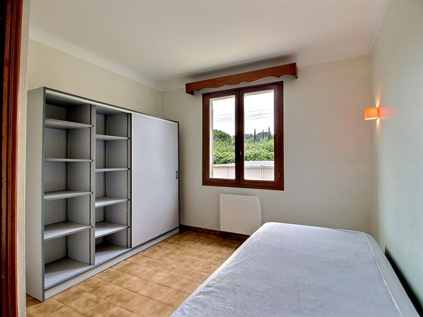 MAISON AVEC 3 CHAMBRES, JARDIN ET GARAGE - ENTRE VILLENEUVE-LÈS-AVIGNON ET LES ANGLES