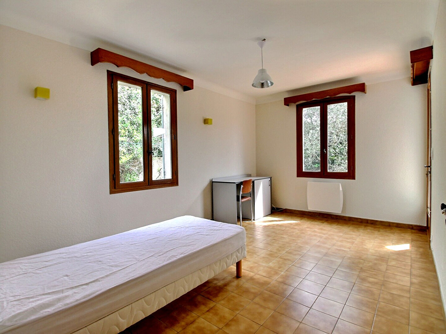 MAISON AVEC 3 CHAMBRES, JARDIN ET GARAGE - ENTRE VILLENEUVE-LÈS-AVIGNON ET LES ANGLES
