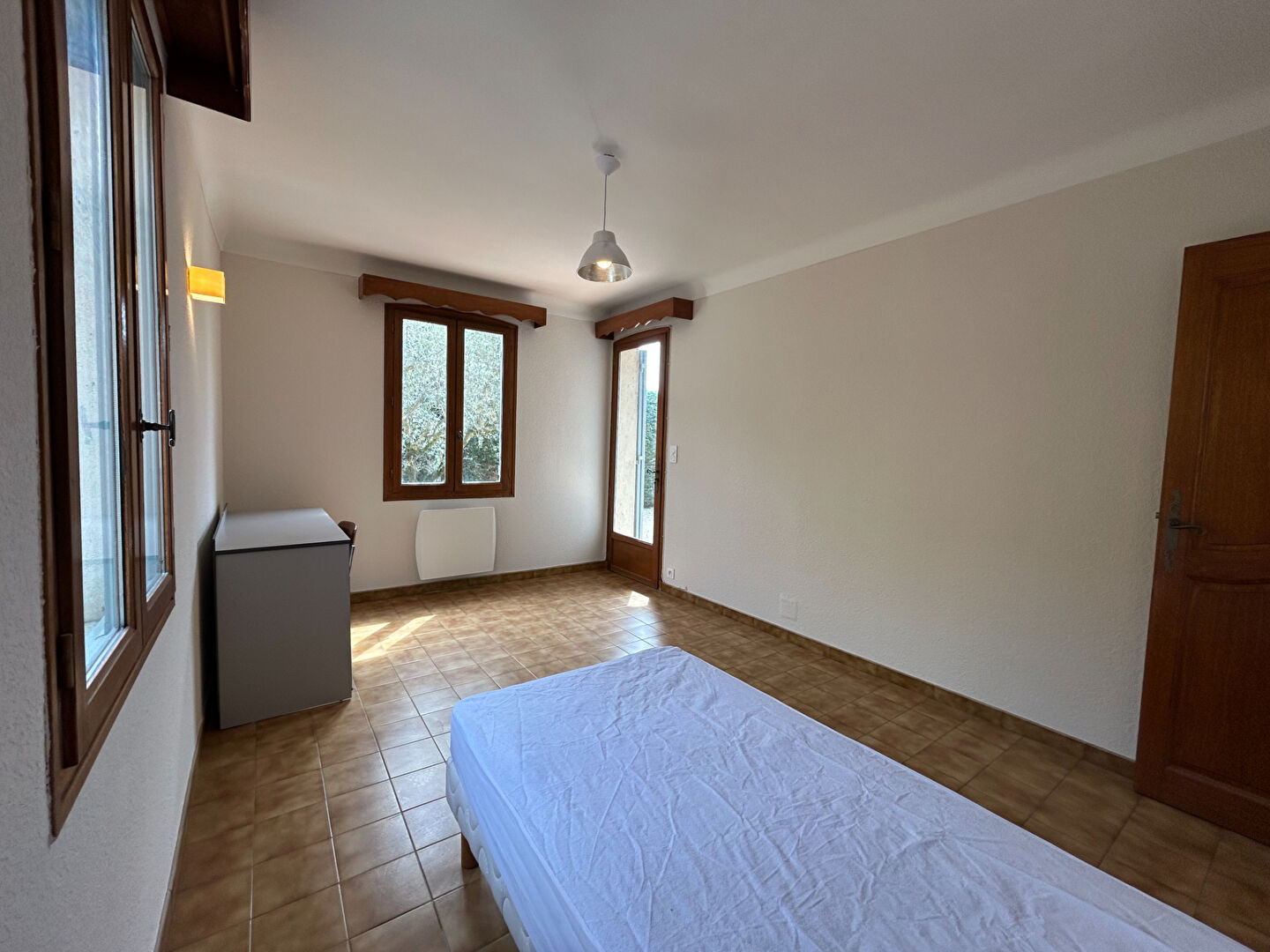 MAISON AVEC 3 CHAMBRES, JARDIN ET GARAGE - ENTRE VILLENEUVE-LÈS-AVIGNON ET LES ANGLES