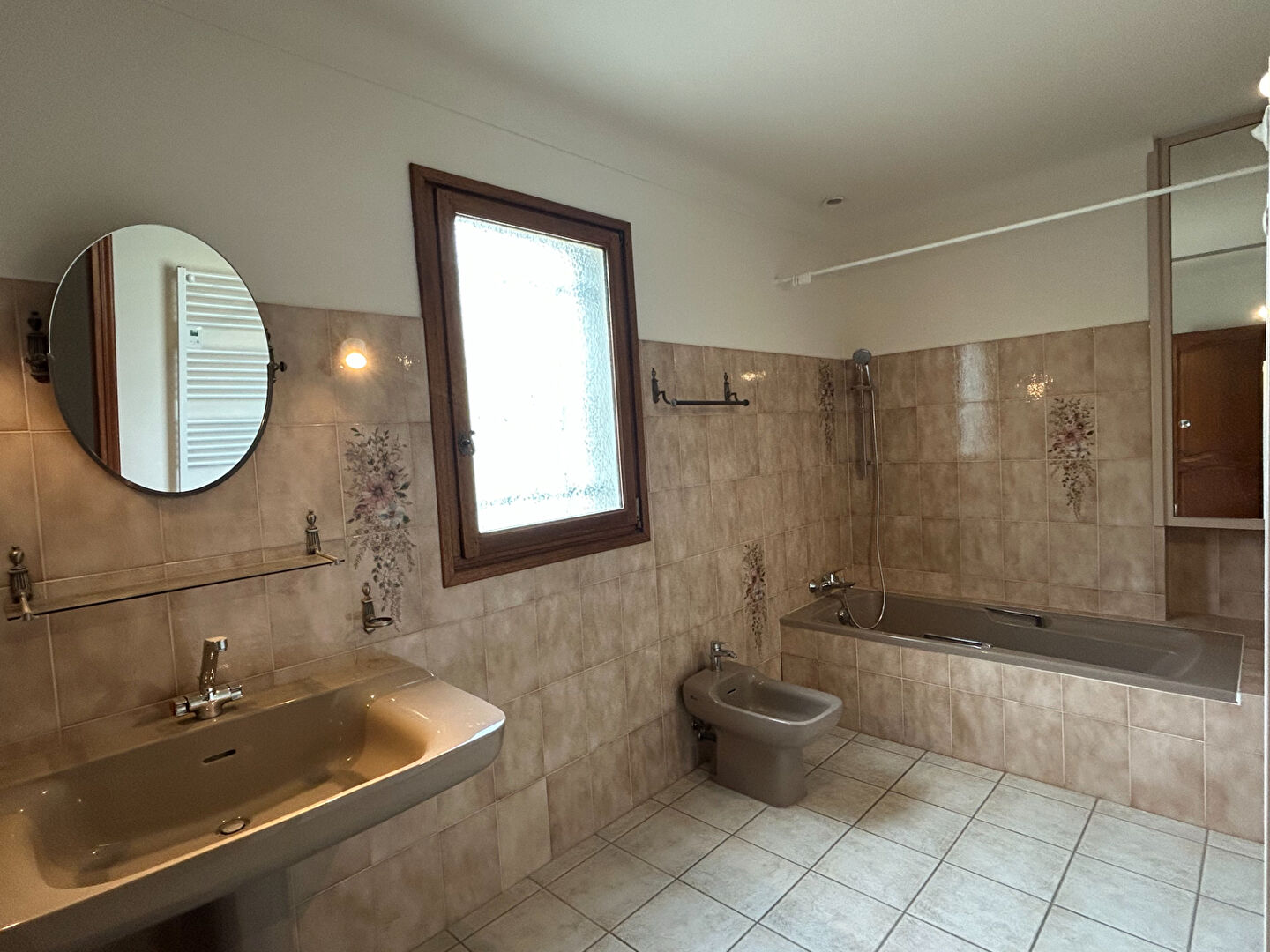 MAISON AVEC 3 CHAMBRES, JARDIN ET GARAGE - ENTRE VILLENEUVE-LÈS-AVIGNON ET LES ANGLES