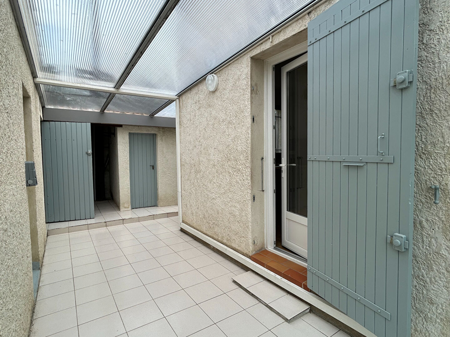 MAISON AVEC 3 CHAMBRES, JARDIN ET GARAGE - ENTRE VILLENEUVE-LÈS-AVIGNON ET LES ANGLES