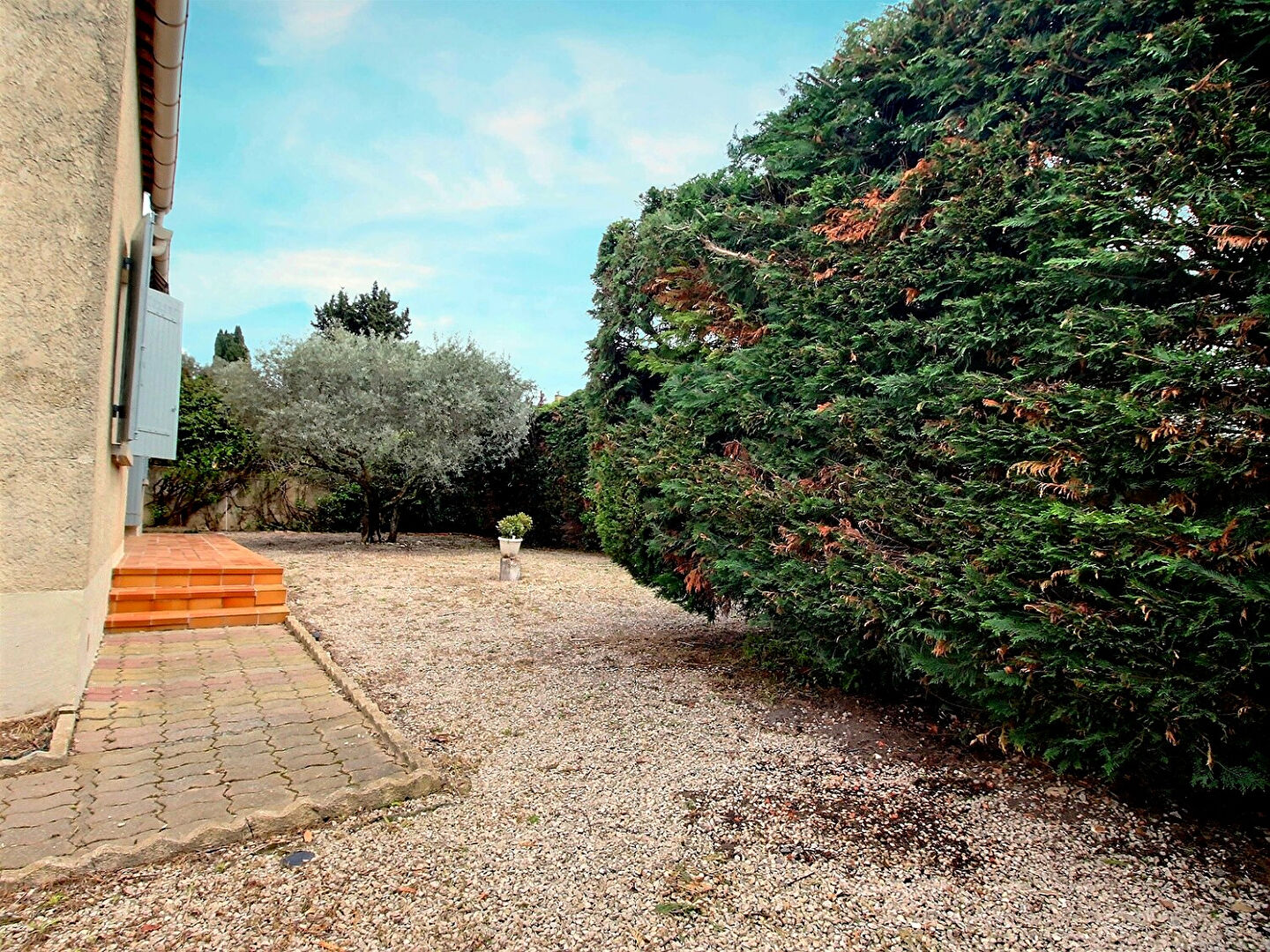 MAISON AVEC 3 CHAMBRES, JARDIN ET GARAGE - ENTRE VILLENEUVE-LÈS-AVIGNON ET LES ANGLES