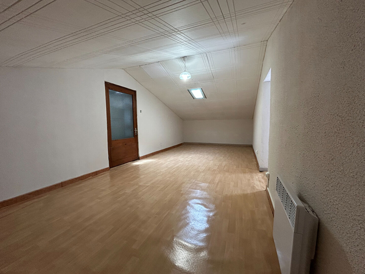 MAISON AVEC 3 CHAMBRES, JARDIN ET GARAGE - ENTRE VILLENEUVE-LÈS-AVIGNON ET LES ANGLES