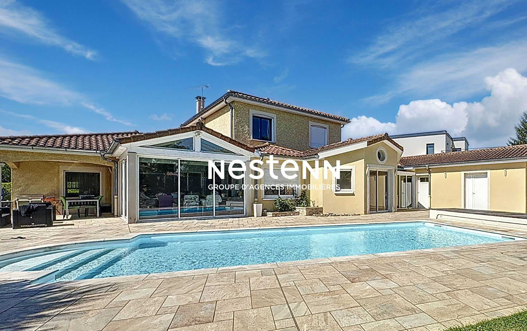 A vendre : maison d'exception 210 m² - 4 chambres - 1 bureau - garages - jacuzzi - piscine - 71000 MACON