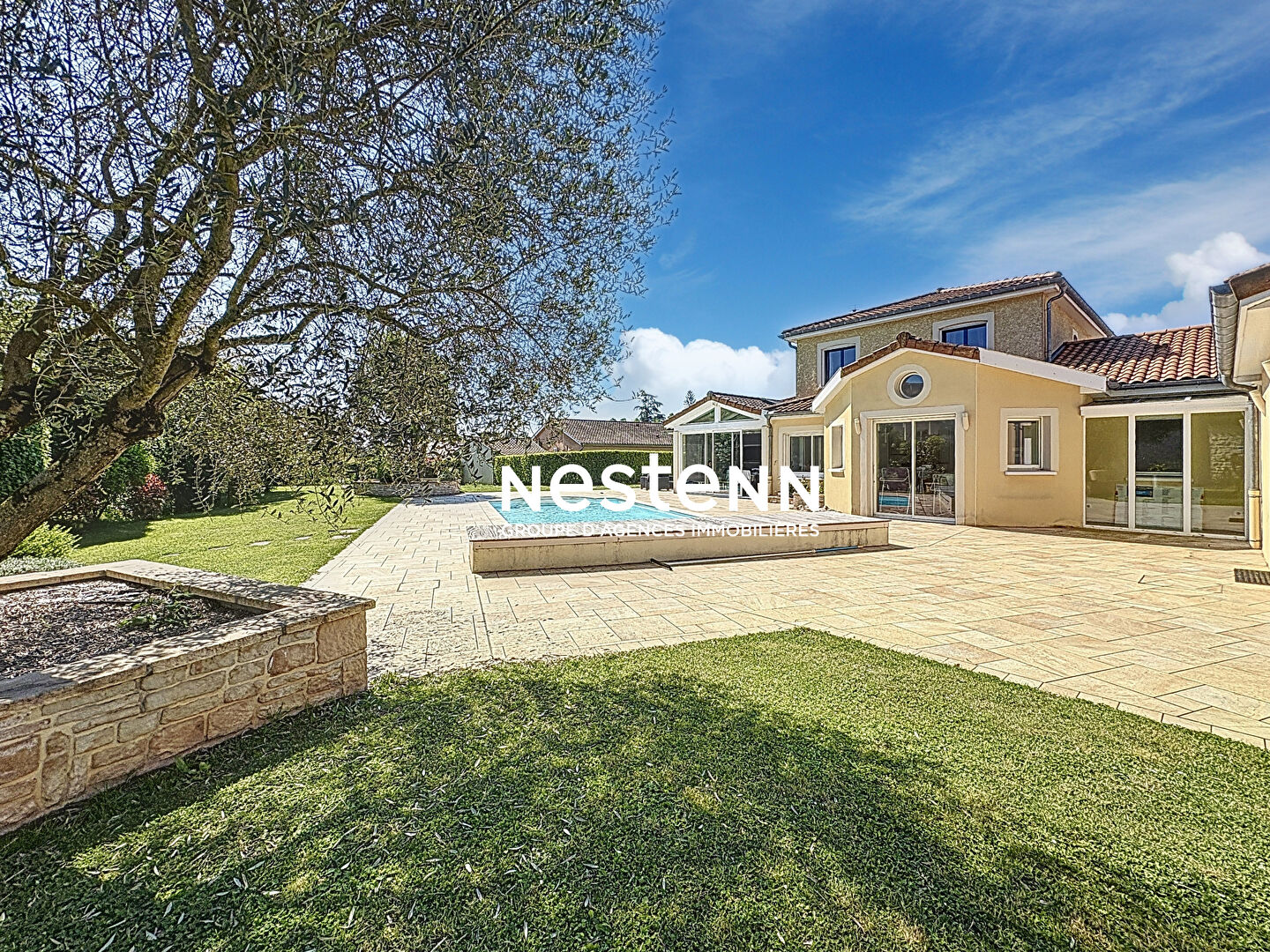 A vendre : maison d'exception 210 m² - 4 chambres - 1 bureau - garages - jacuzzi - piscine - 71000 MACON