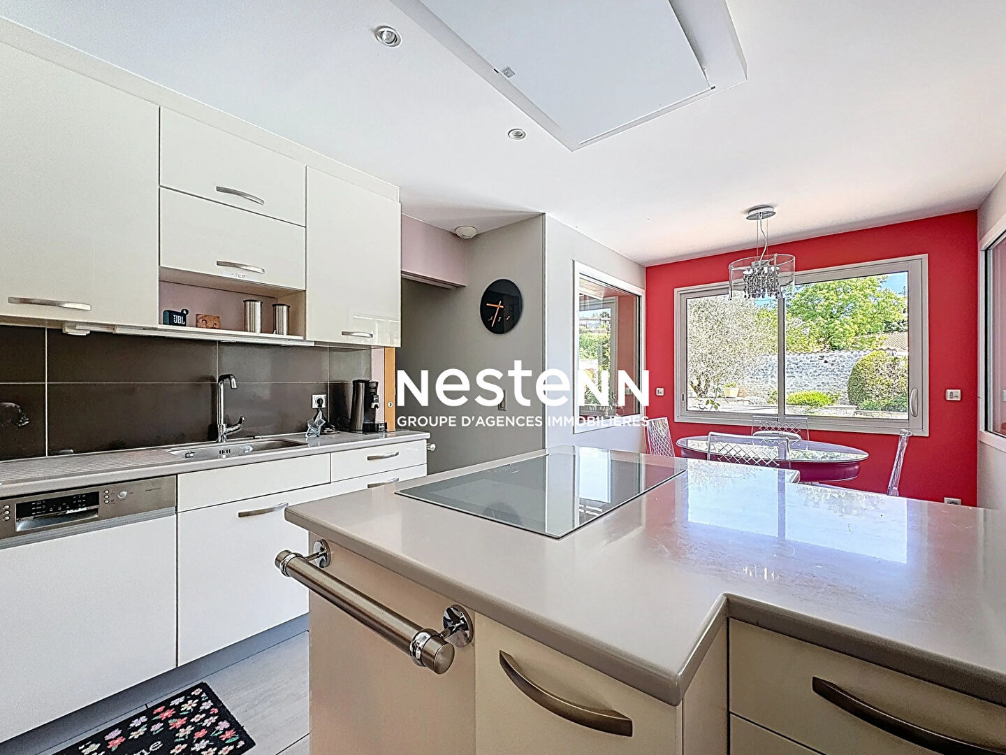 A vendre : maison d'exception 210 m² - 4 chambres - 1 bureau - garages - jacuzzi - piscine - 71000 MACON