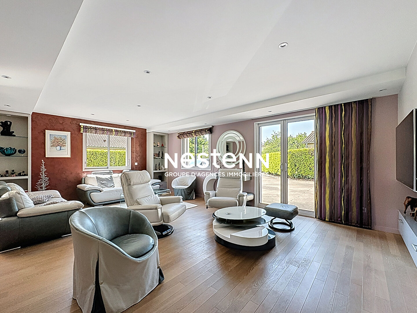 A vendre : maison d'exception 210 m² - 4 chambres - 1 bureau - garages - jacuzzi - piscine - 71000 MACON