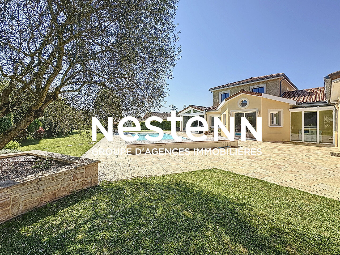 A vendre : maison d'exception 210 m² - 4 chambres - 1 bureau - garages - jacuzzi - piscine - 71000 MACON