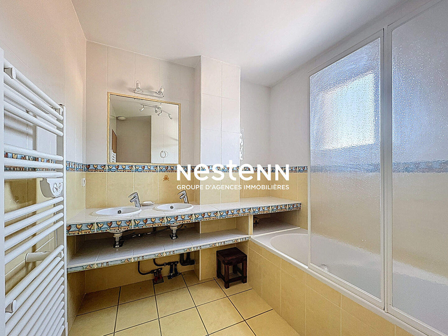 A vendre : maison d'exception 210 m² - 4 chambres - 1 bureau - garages - jacuzzi - piscine - 71000 MACON