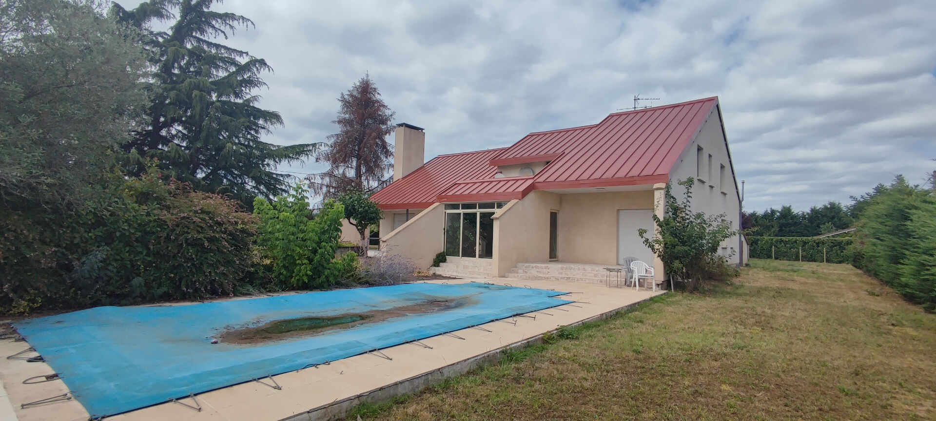 Maison d'Architecte avec Piscine sur Grand Terrain Arboré - Proche Commodités !