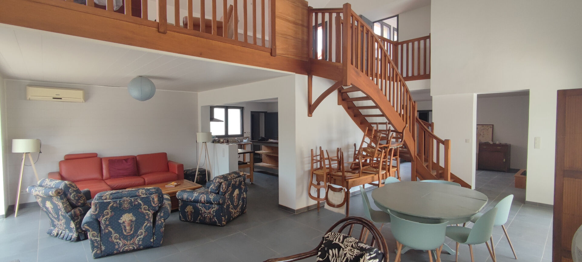 Maison d'Architecte avec Piscine sur Grand Terrain Arboré - Proche Commodités !