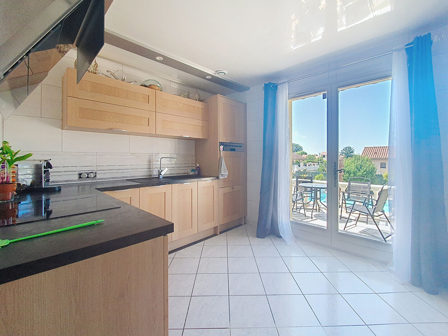 Maison Hieres Sur Amby avec sous-sol complet sur un grand terrain de 1053m² avec superbe piscine  - potentiel de 5 chambres -