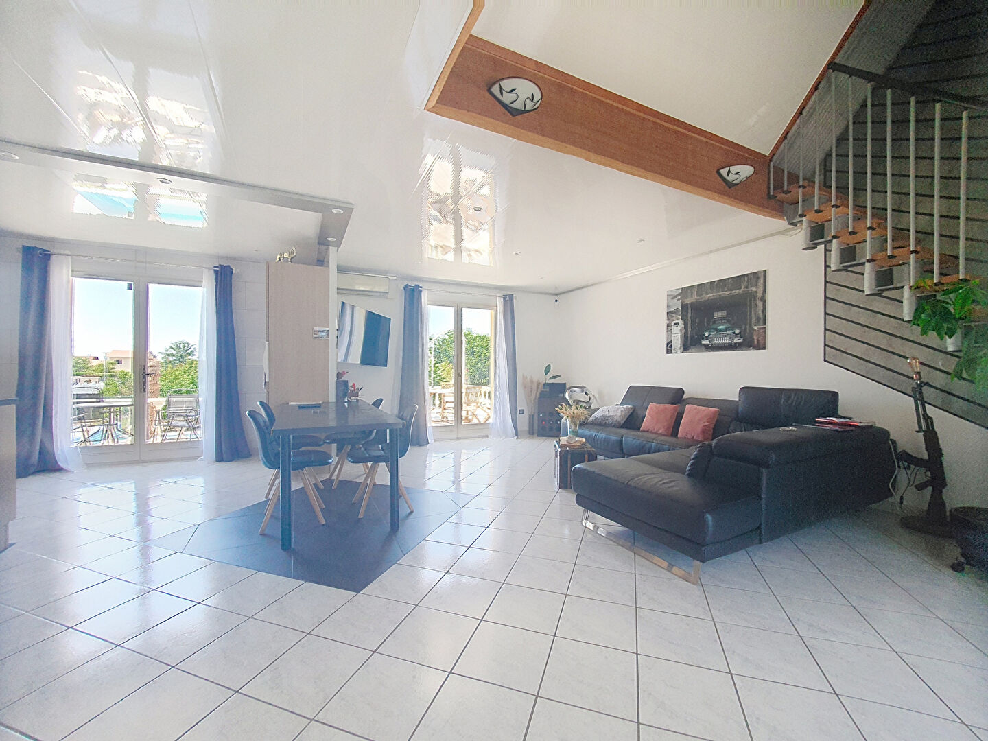 Maison Hieres Sur Amby avec sous-sol complet sur un grand terrain de 1053m² avec superbe piscine  - potentiel de 5 chambres -