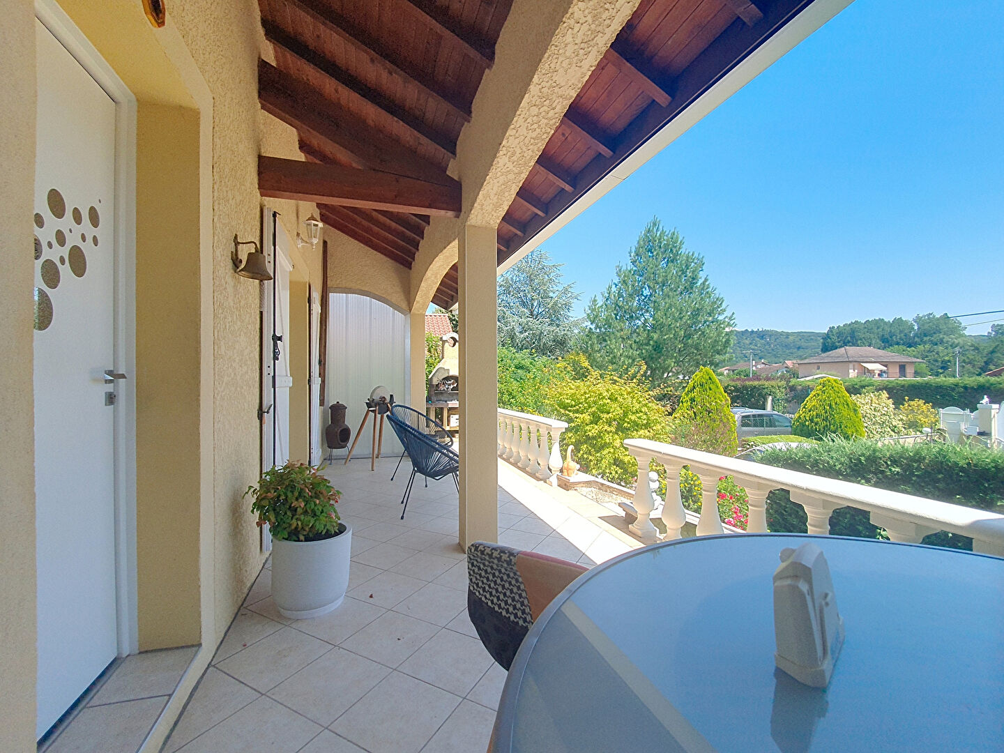 Maison Hieres Sur Amby avec sous-sol complet sur un grand terrain de 1053m² avec superbe piscine  - potentiel de 5 chambres -