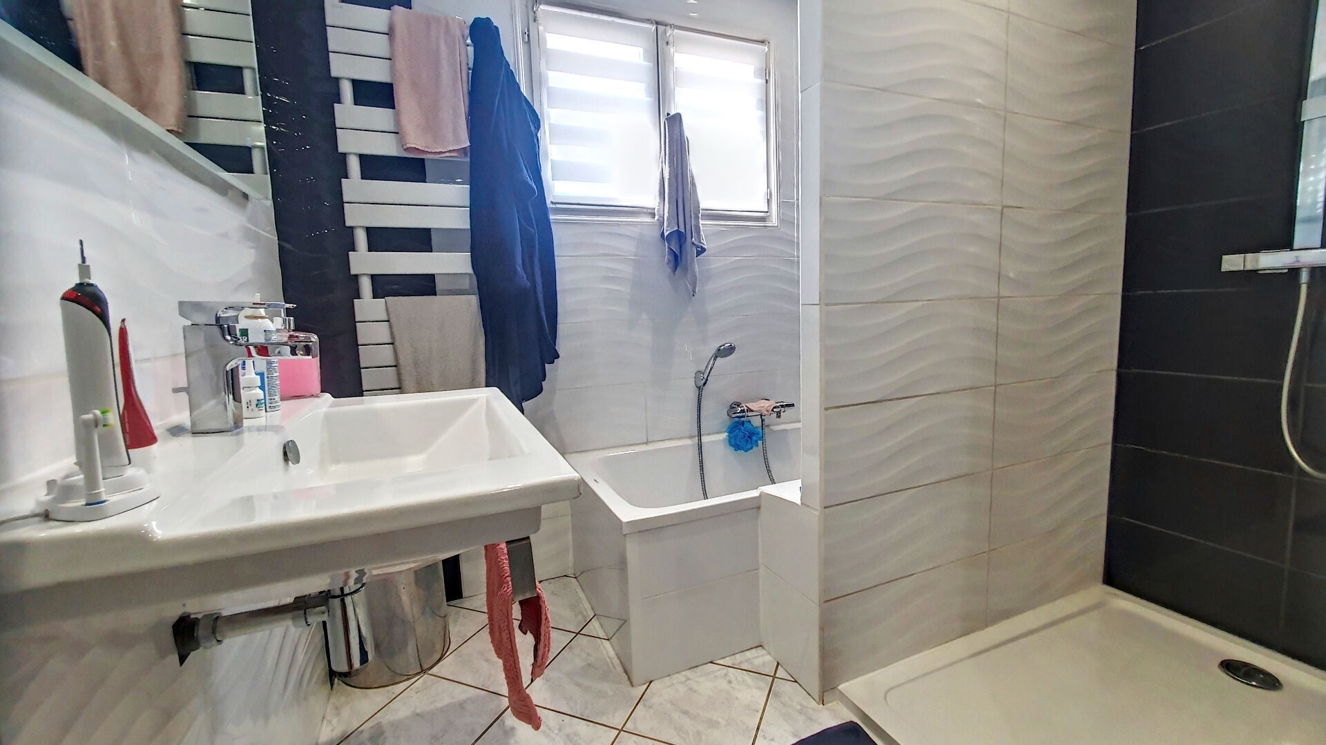 Maison Hieres Sur Amby avec sous-sol complet sur un grand terrain de 1053m² avec superbe piscine  - potentiel de 5 chambres -