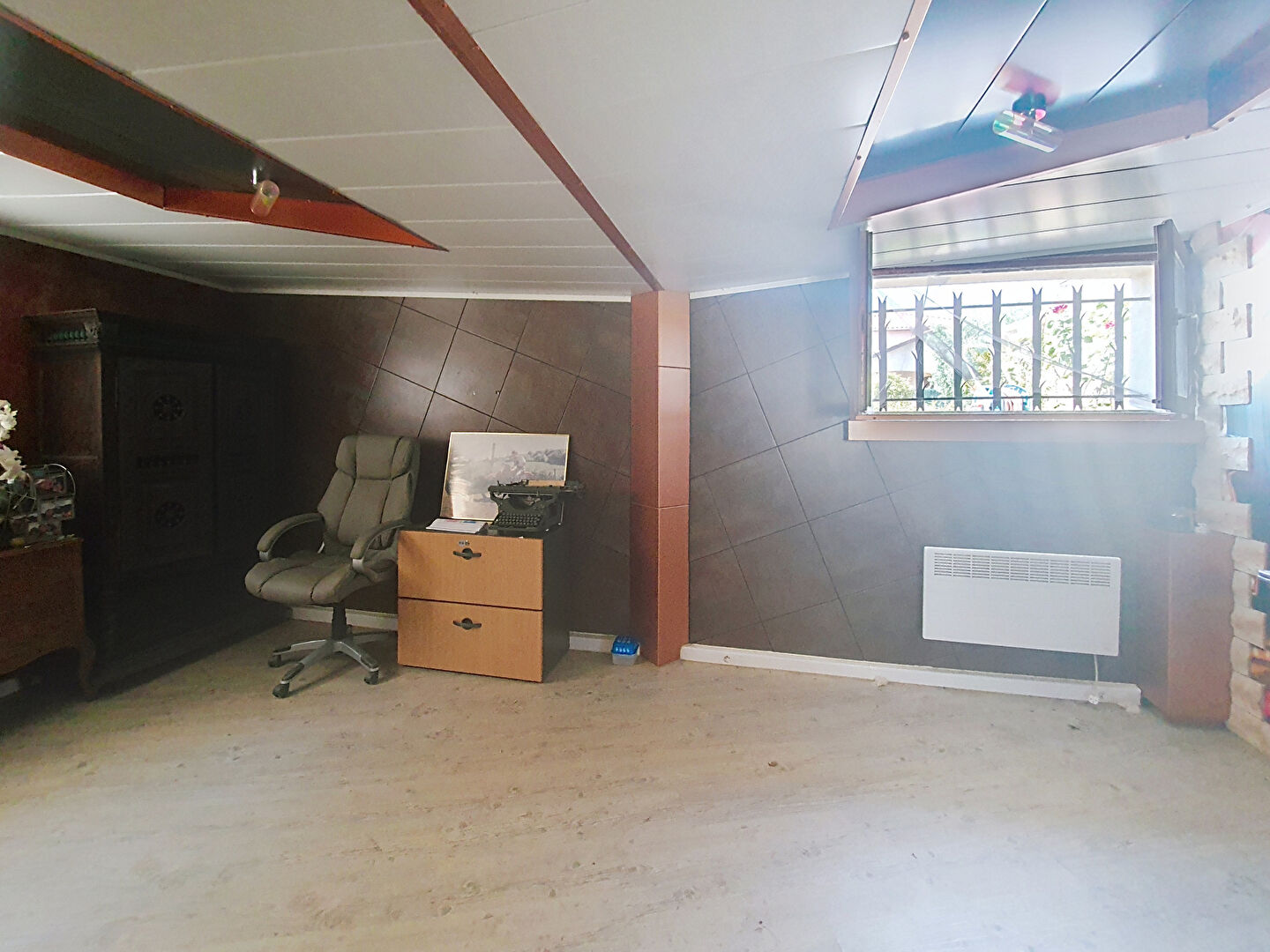 Maison Hieres Sur Amby avec sous-sol complet sur un grand terrain de 1053m² avec superbe piscine  - potentiel de 5 chambres -