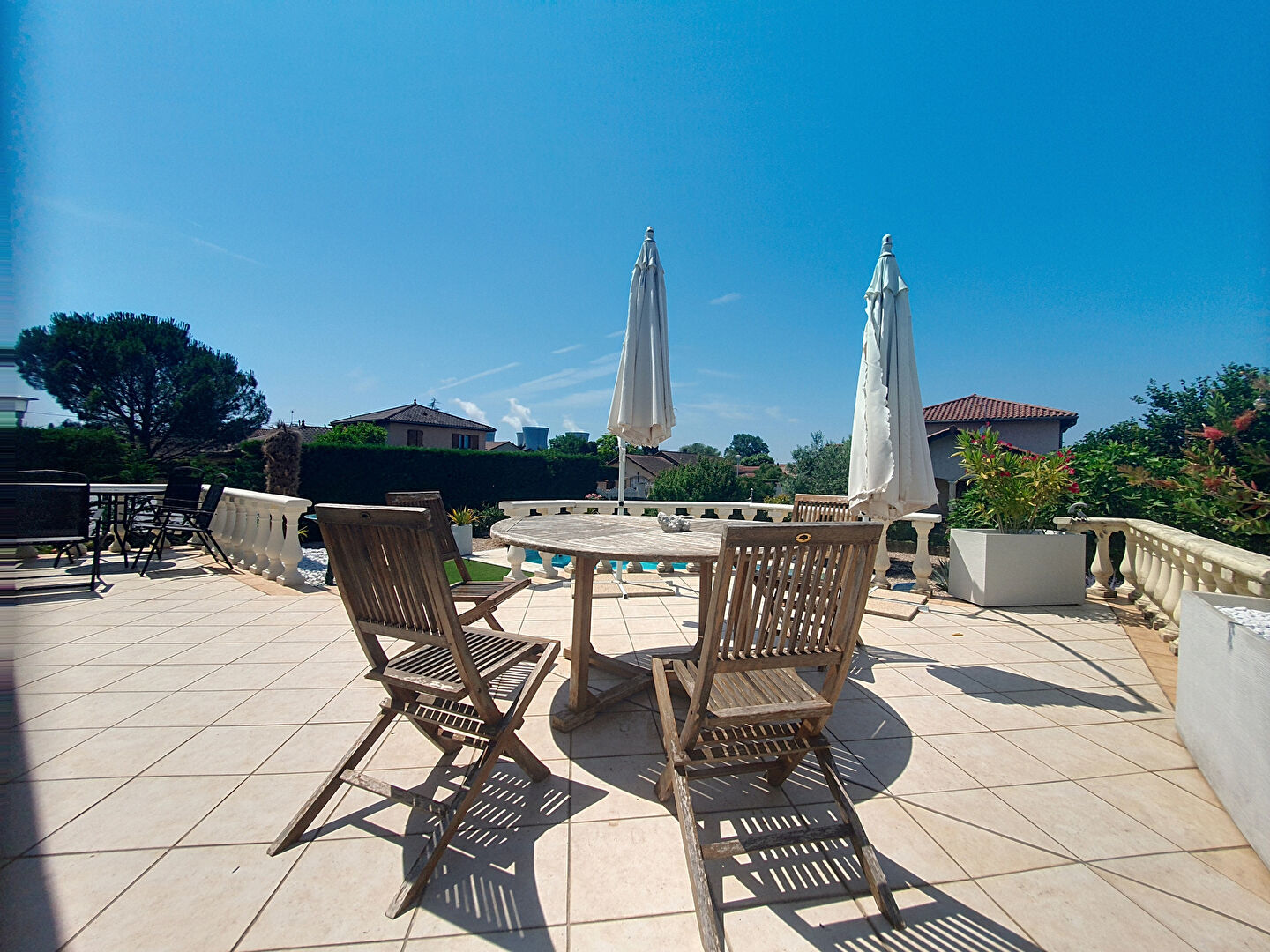 Maison Hieres Sur Amby avec sous-sol complet sur un grand terrain de 1053m² avec superbe piscine  - potentiel de 5 chambres -