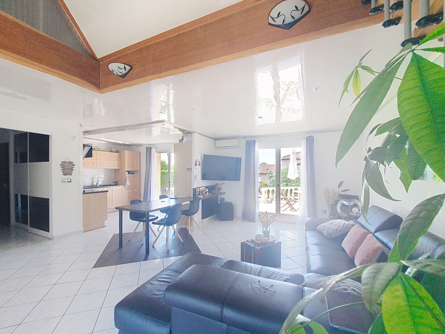 Maison Hieres Sur Amby avec sous-sol complet sur un grand terrain de 1053m² avec superbe piscine  - potentiel de 5 chambres -