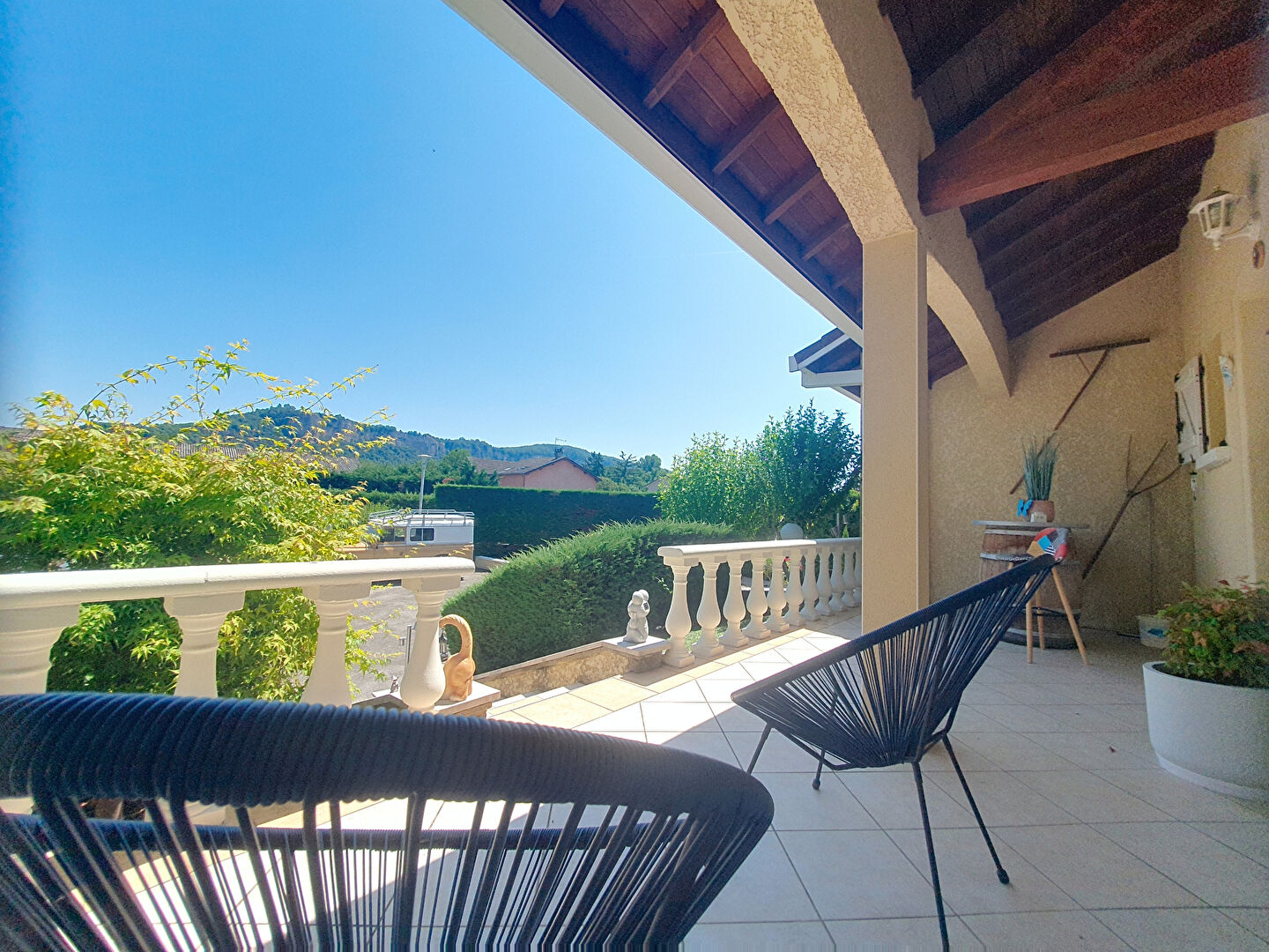 Maison Hieres Sur Amby avec sous-sol complet sur un grand terrain de 1053m² avec superbe piscine  - potentiel de 5 chambres -