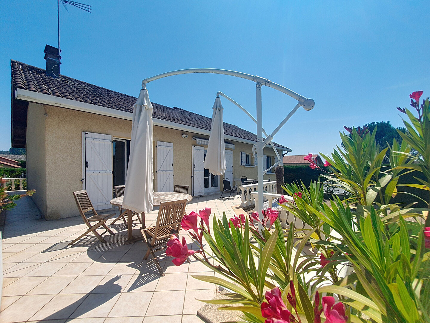 Maison Hieres Sur Amby avec sous-sol complet sur un grand terrain de 1053m² avec superbe piscine  - potentiel de 5 chambres -