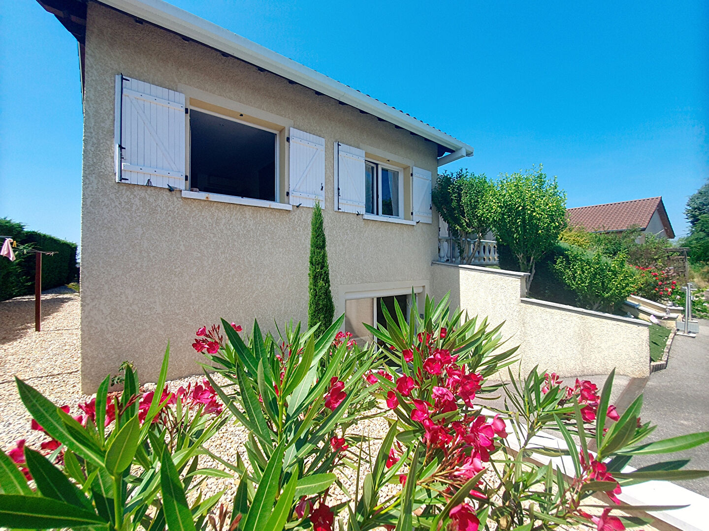 Maison Hieres Sur Amby avec sous-sol complet sur un grand terrain de 1053m² avec superbe piscine  - potentiel de 5 chambres -