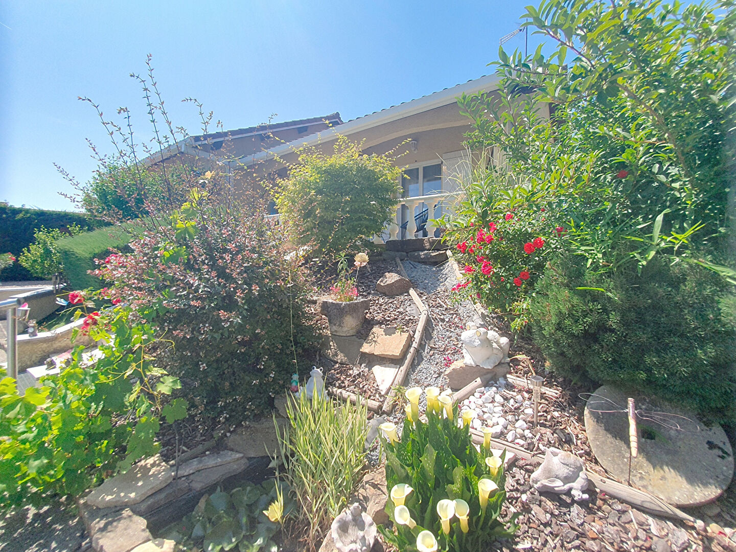 Maison Hieres Sur Amby avec sous-sol complet sur un grand terrain de 1053m² avec superbe piscine  - potentiel de 5 chambres -