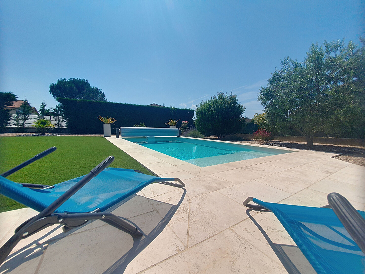 Maison Hieres Sur Amby avec sous-sol complet sur un grand terrain de 1053m² avec superbe piscine  - potentiel de 5 chambres -