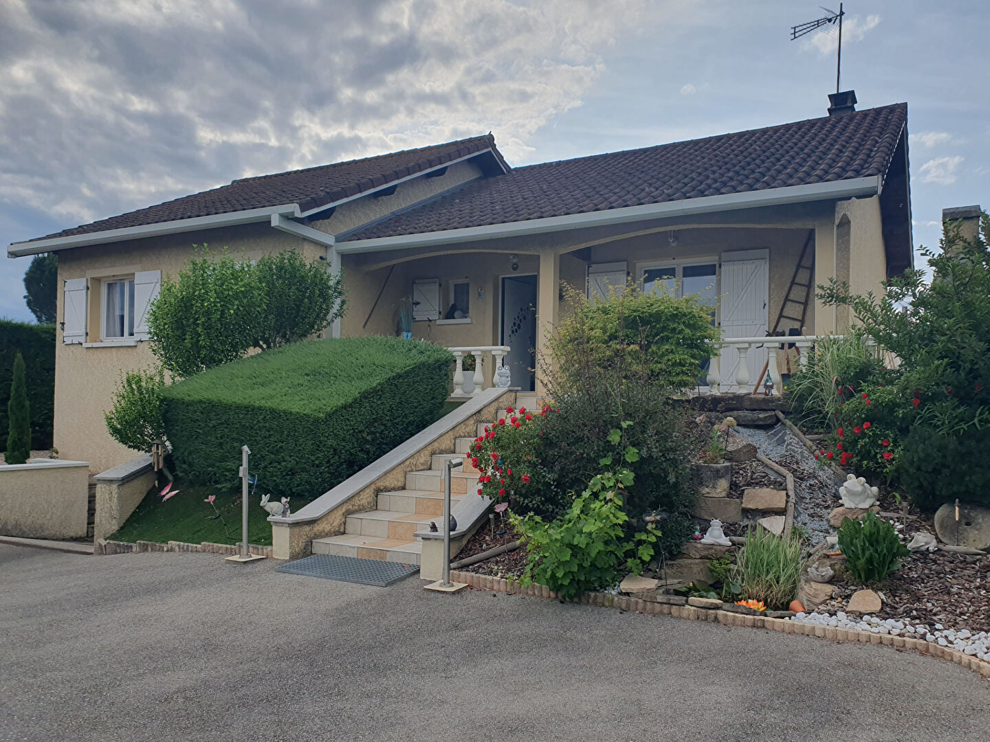 Maison Hieres Sur Amby avec sous-sol complet sur un grand terrain de 1053m² avec superbe piscine  - potentiel de 5 chambres -