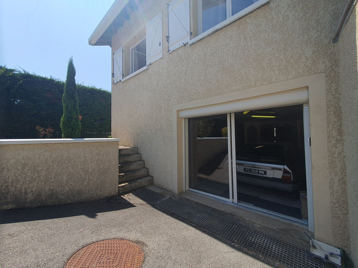 Maison Hieres Sur Amby avec sous-sol complet sur un grand terrain de 1053m² avec superbe piscine  - potentiel de 5 chambres -