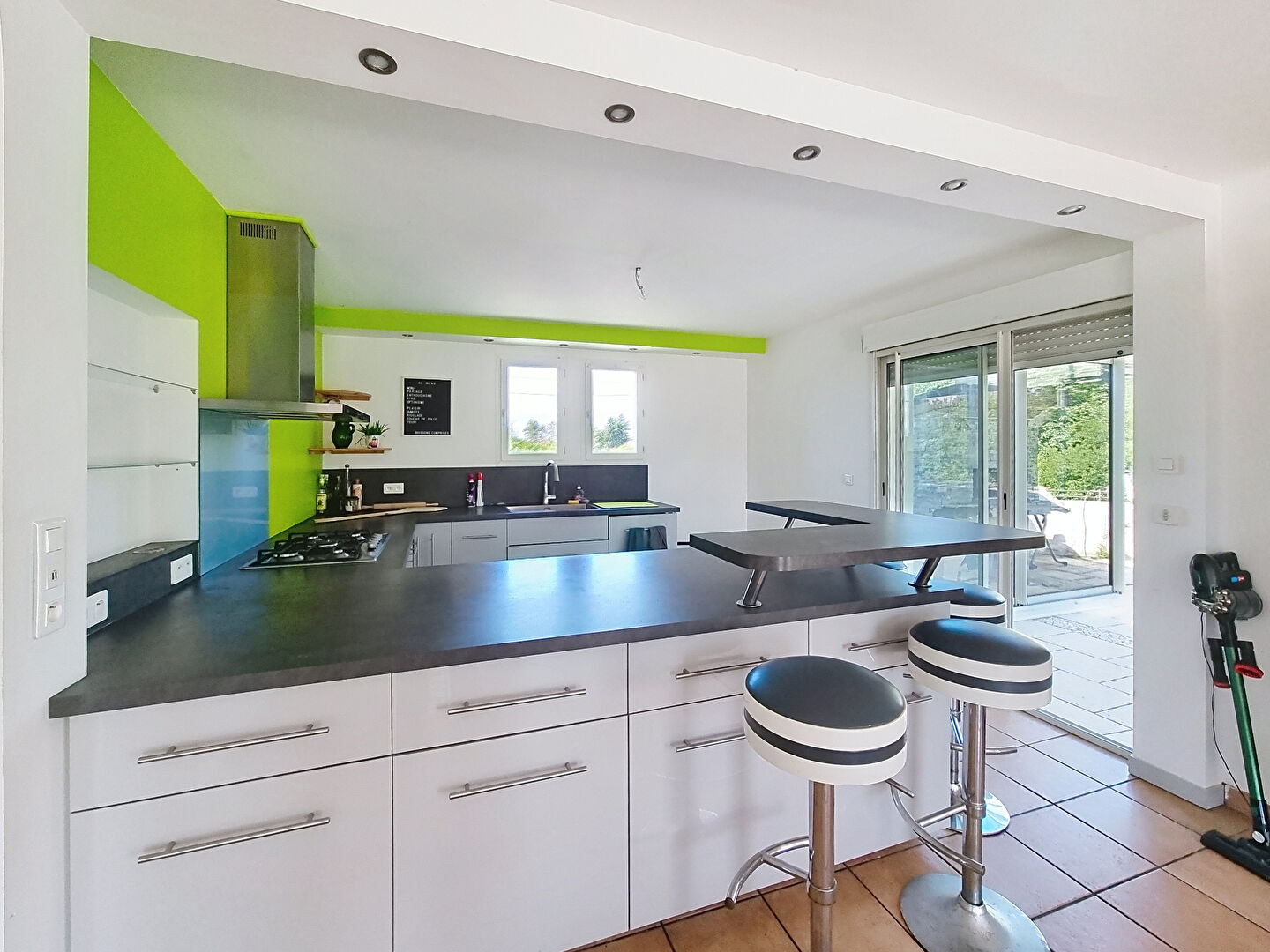 Chamagnieu : Vaste maison familiale  de plus de 180 m²  habitables et 400 m² au sol ; 4 chambres sur Chamagnieu  sur terrain de 1868 m² avec piscine