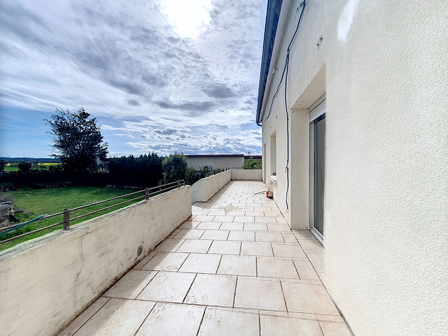 Chamagnieu : Vaste maison familiale  de plus de 180 m²  habitables et 400 m² au sol ; 4 chambres sur Chamagnieu  sur terrain de 1868 m² avec piscine