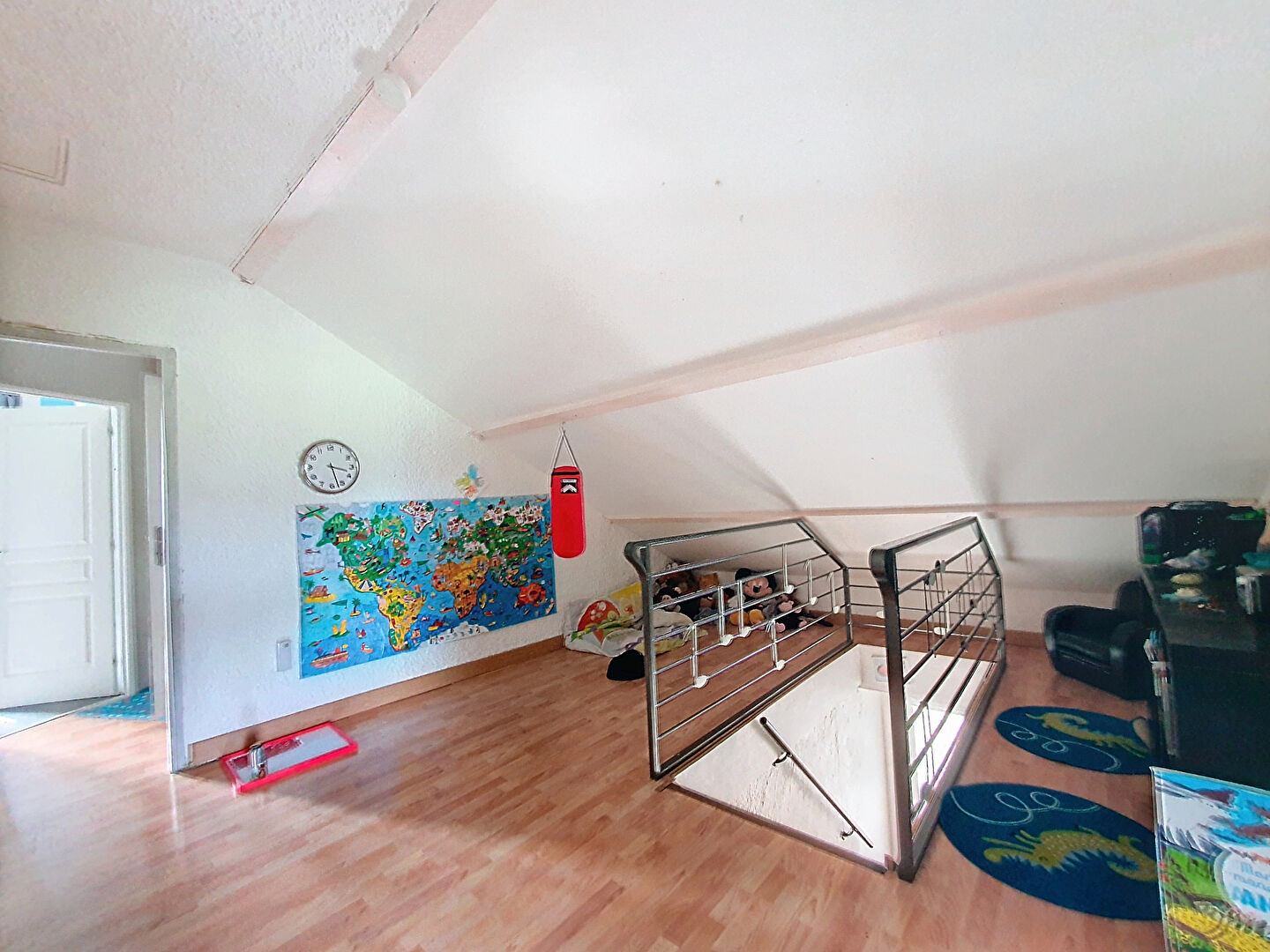 Chamagnieu : Vaste maison familiale  de plus de 180 m²  habitables et 400 m² au sol ; 4 chambres sur Chamagnieu  sur terrain de 1868 m² avec piscine