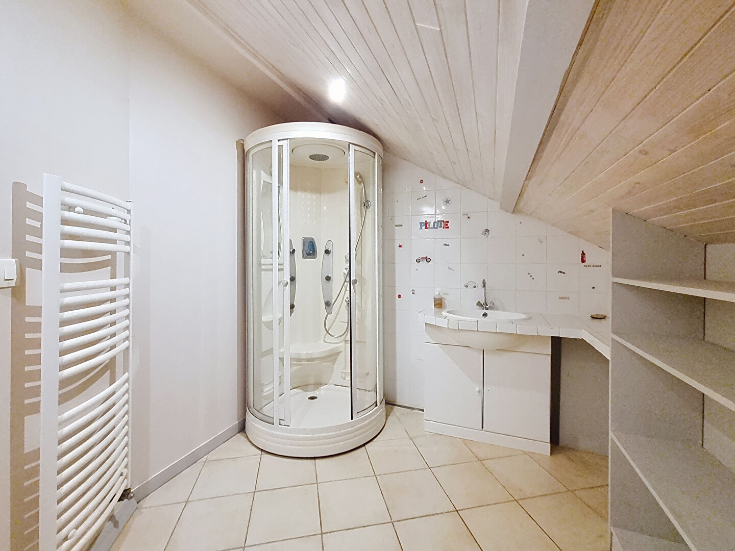 Chamagnieu : Vaste maison familiale  de plus de 180 m²  habitables et 400 m² au sol ; 4 chambres sur Chamagnieu  sur terrain de 1868 m² avec piscine