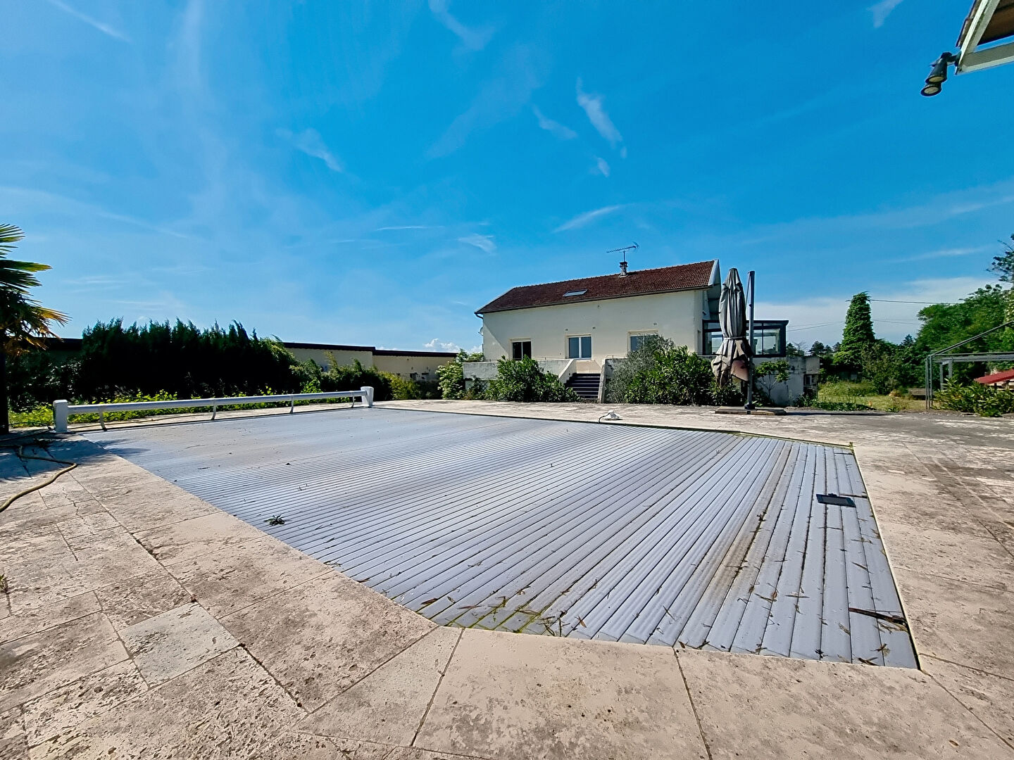 Chamagnieu : Vaste maison familiale  de plus de 180 m²  habitables et 400 m² au sol ; 4 chambres sur Chamagnieu  sur terrain de 1868 m² avec piscine