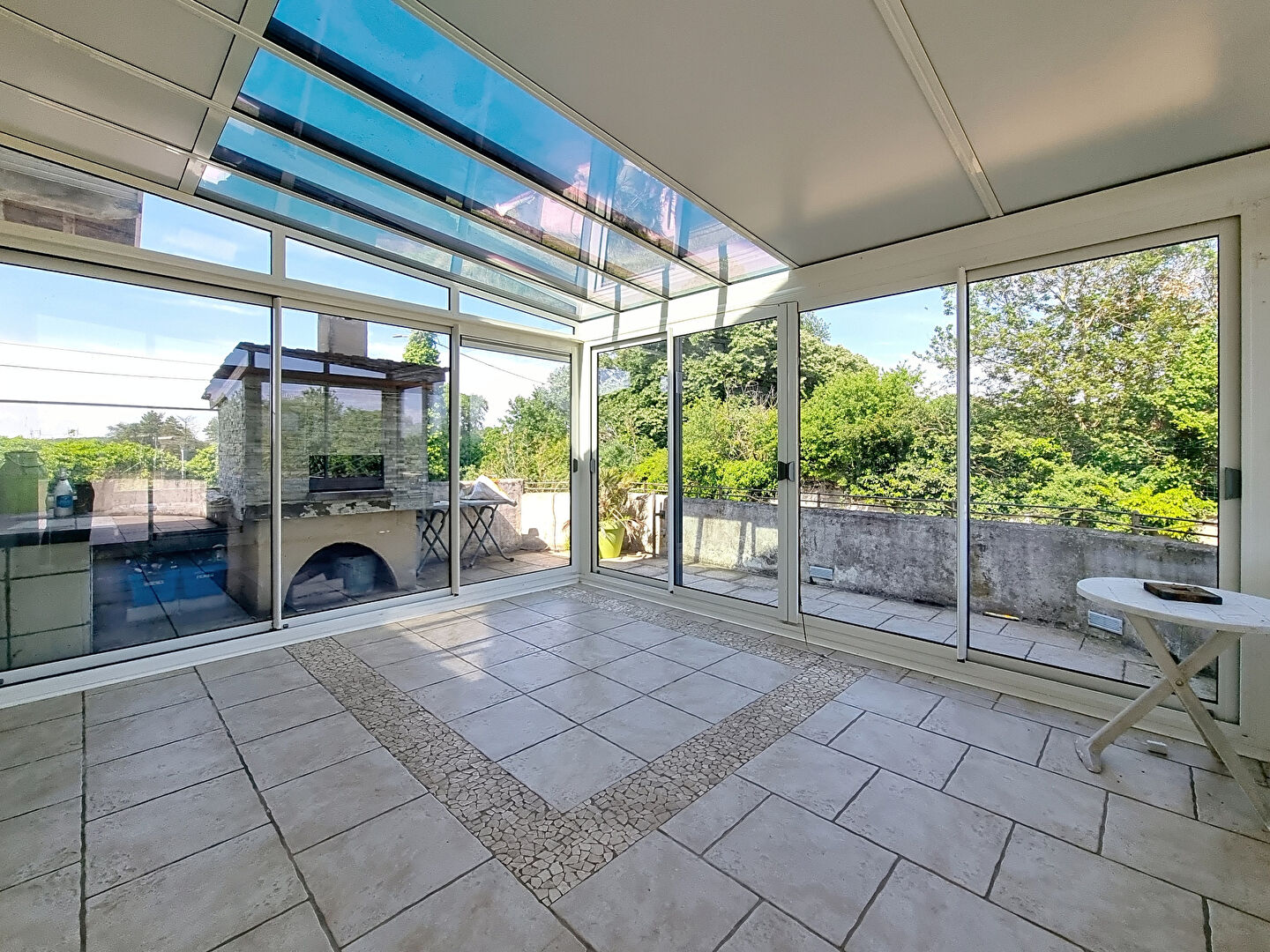 Chamagnieu : Vaste maison familiale  de plus de 180 m²  habitables et 400 m² au sol ; 4 chambres sur Chamagnieu  sur terrain de 1868 m² avec piscine