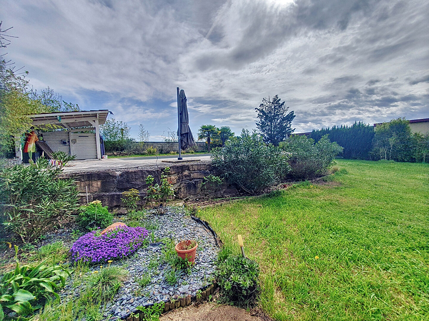 Chamagnieu : Vaste maison familiale  de plus de 180 m²  habitables et 400 m² au sol ; 4 chambres sur Chamagnieu  sur terrain de 1868 m² avec piscine