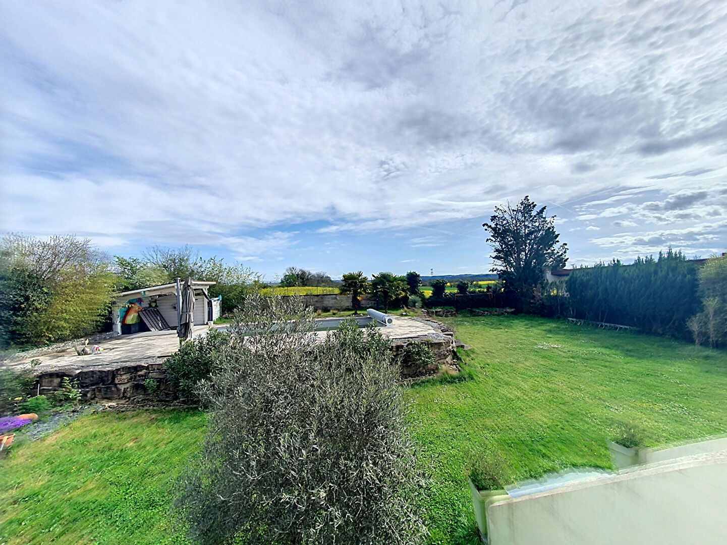 Chamagnieu : Vaste maison familiale  de plus de 180 m²  habitables et 400 m² au sol ; 4 chambres sur Chamagnieu  sur terrain de 1868 m² avec piscine