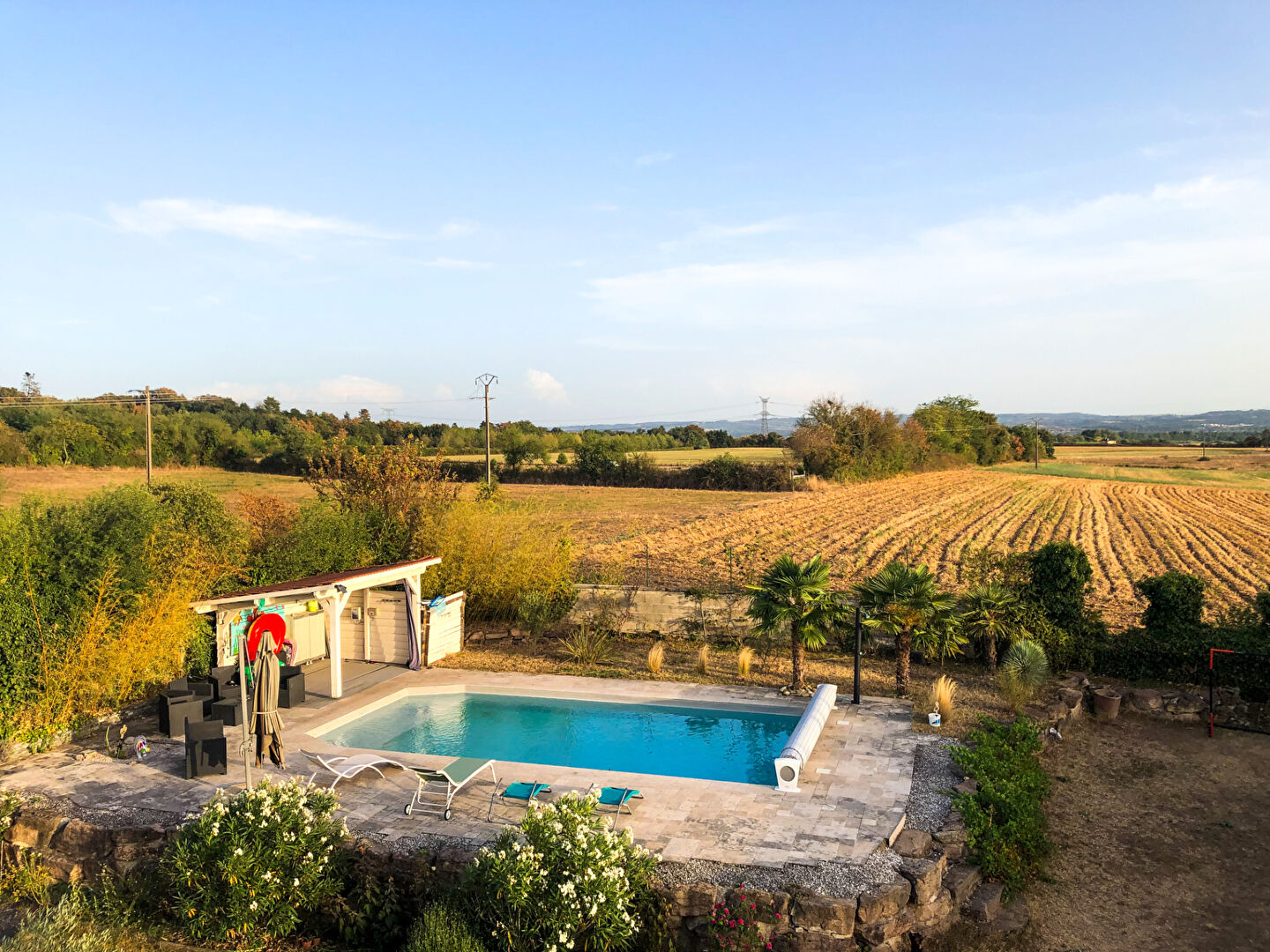 Chamagnieu : Vaste maison familiale  de plus de 180 m²  habitables et 400 m² au sol ; 4 chambres sur Chamagnieu  sur terrain de 1868 m² avec piscine