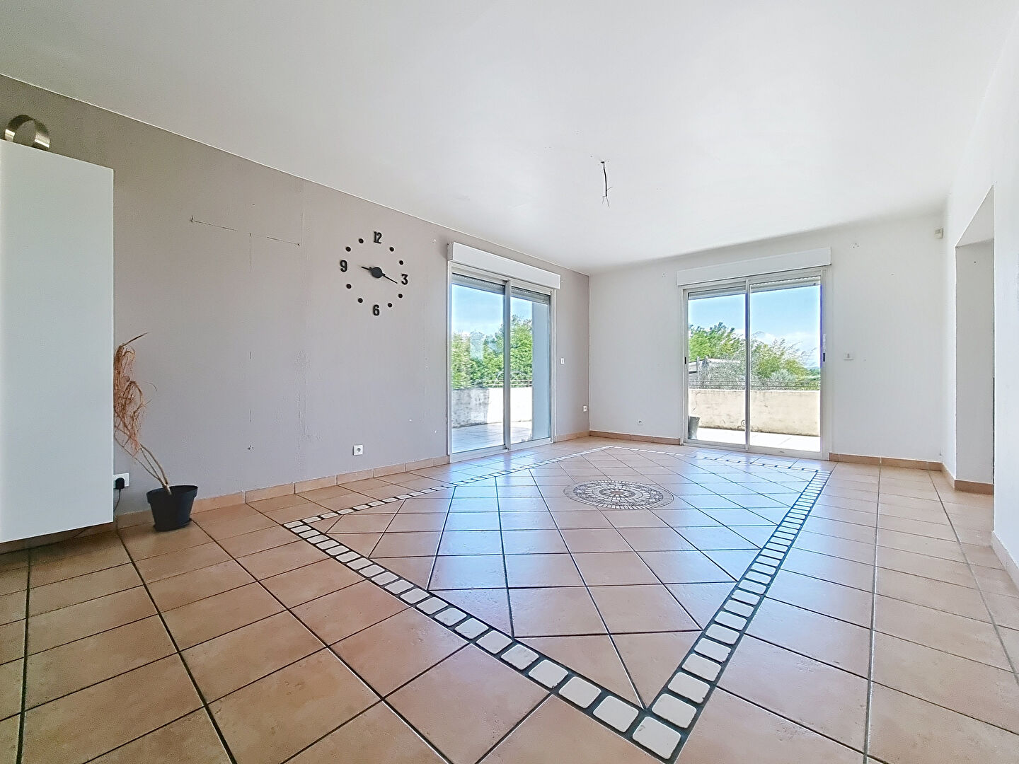 Chamagnieu : Vaste maison familiale  de plus de 180 m²  habitables et 400 m² au sol ; 4 chambres sur Chamagnieu  sur terrain de 1868 m² avec piscine