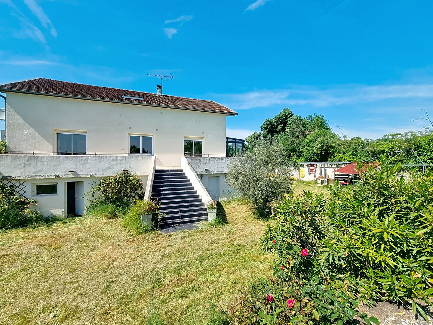 Chamagnieu : Vaste maison familiale  de plus de 180 m²  habitables et 400 m² au sol ; 4 chambres sur Chamagnieu  sur terrain de 1868 m² avec piscine