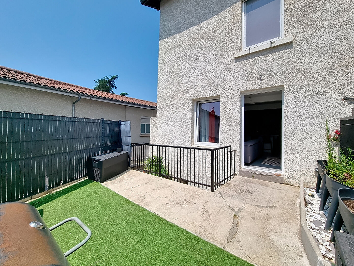 Maison de ville  au centre de Tignieu, totalement rénovée,  79.5 m² avec un petit extérieur, une cave et 3 places de stationnement