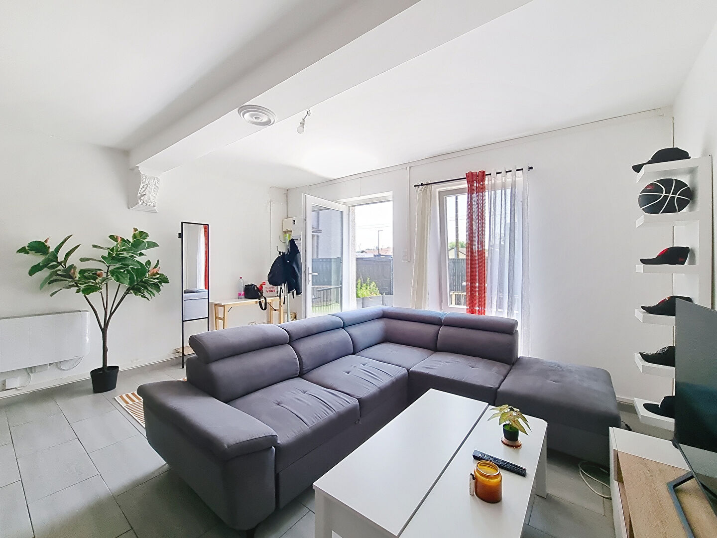Maison de ville  au centre de Tignieu, totalement rénovée,  79.5 m² avec un petit extérieur, une cave et 3 places de stationnement