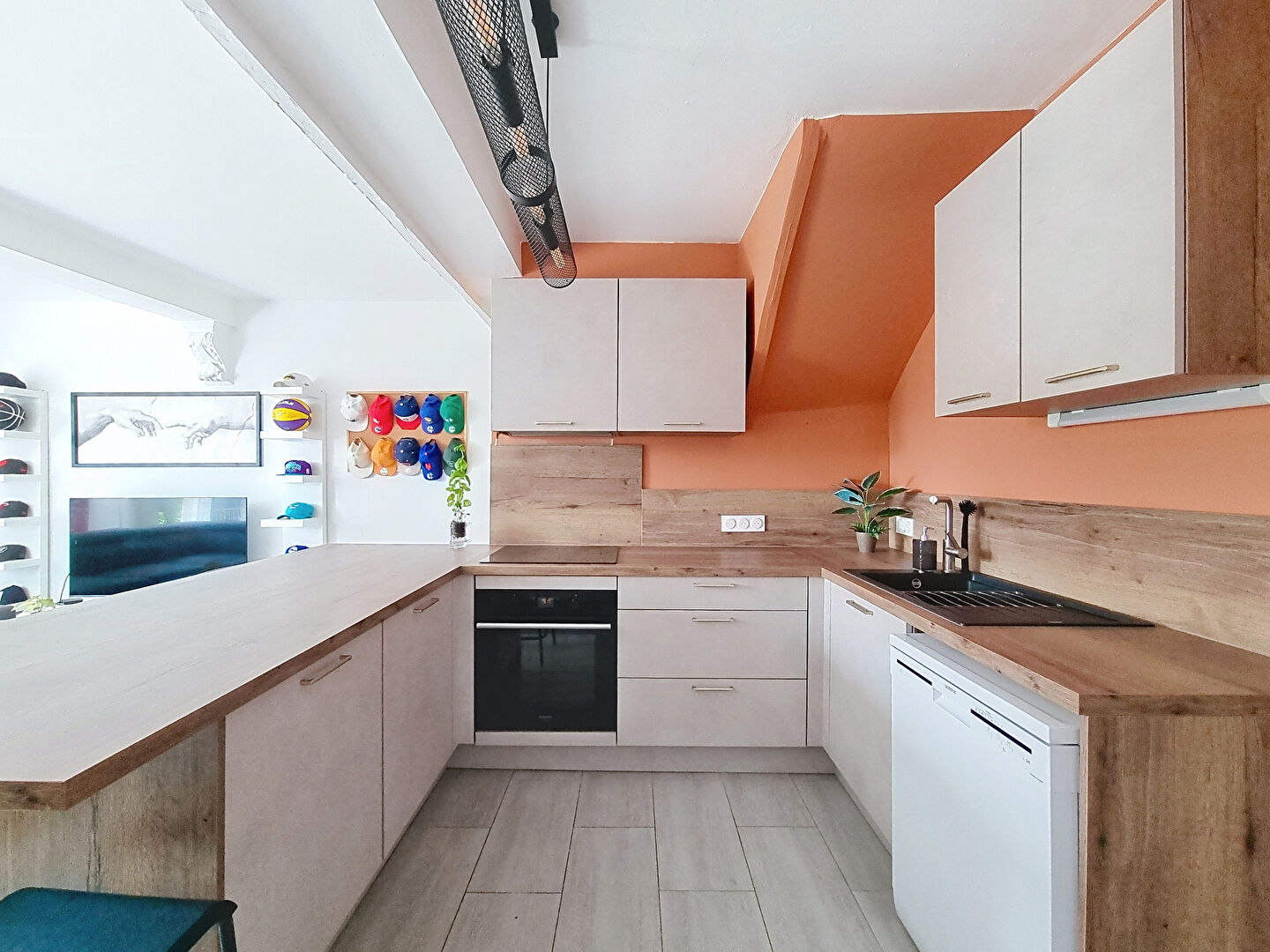 Maison de ville  au centre de Tignieu, totalement rénovée,  79.5 m² avec un petit extérieur, une cave et 3 places de stationnement